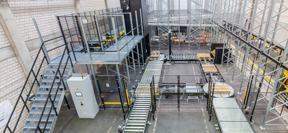 Automated pallet conveyor system integrated into warehouse automation