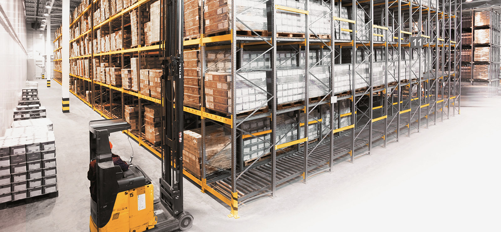 High-density warehouse racking system with vertical storage aisles